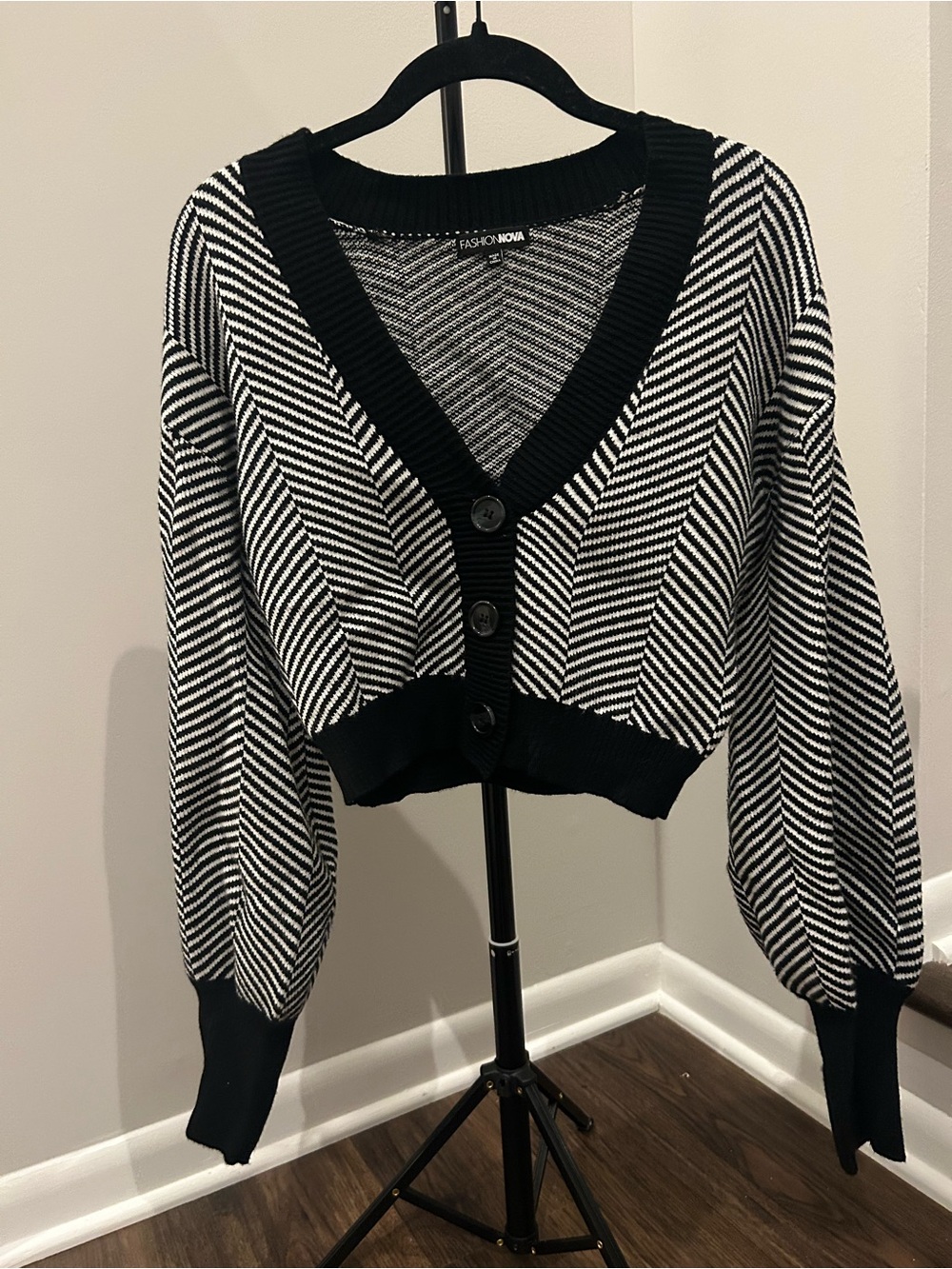 Fashion Nova Black & White Chevron Cropped Button Cardigan